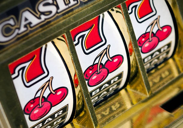 Sugar Rush slot game interface on congtogel 168 platform showing cascading reels and bonus symbols